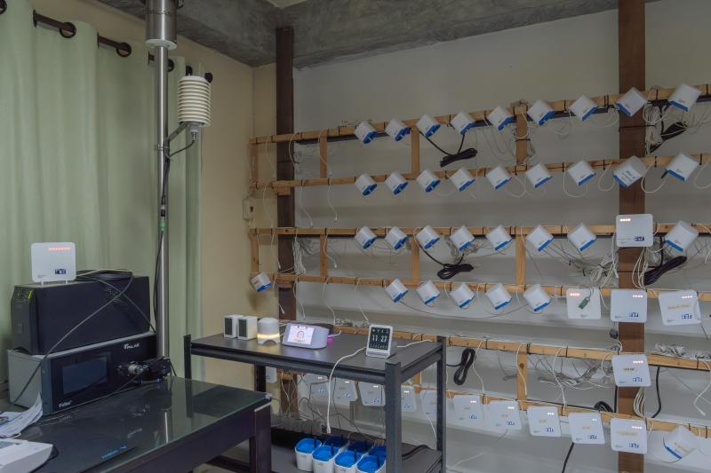 Testing air quality monitors against a reference